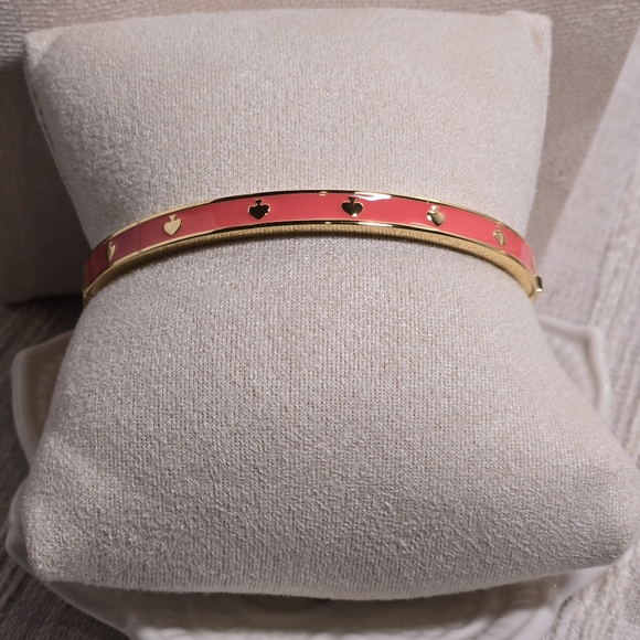Kate Spade Spot the Spade Coral Goldtone Hinged Bangle Bracelet NWT Retail $69 - Picture 3 of 3